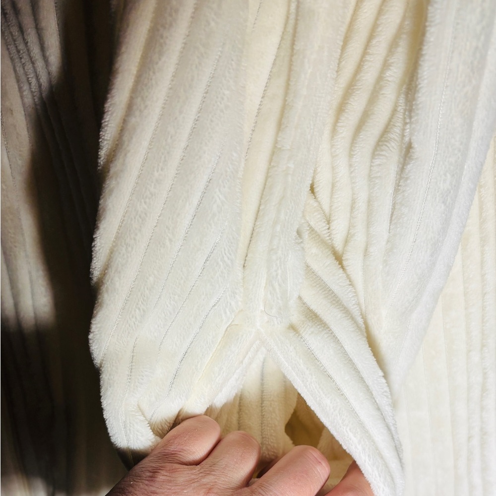Cozy Cream Zip-Up Robe - Picture 3 of 4